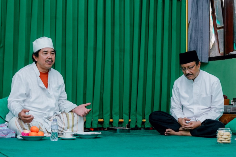 Silaturahmi Lebaran ke Ra Kholil, Gus Ipul Bahas Sekolah Rakyat Situbondo