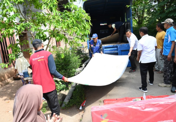 Wabup Aceh Besar Serahkan Bantuan Masa Panik untuk Korban Kebakaran di Lambiheu Siem