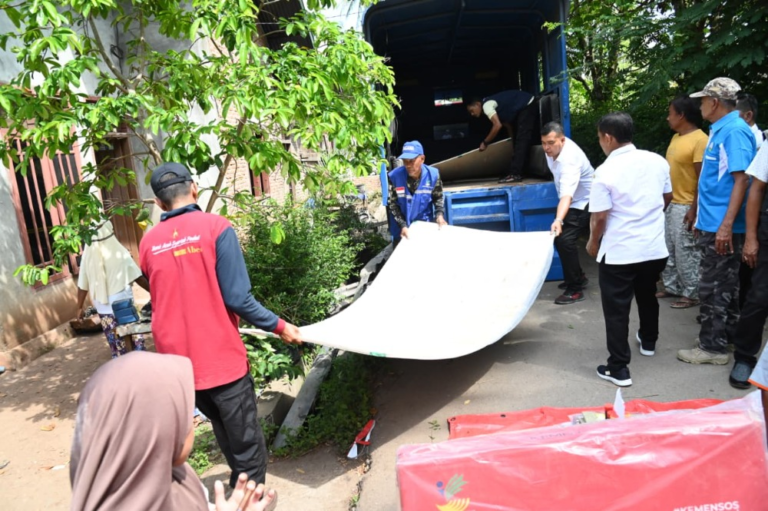 Wabup Aceh Besar Serahkan Bantuan Masa Panik untuk Korban Kebakaran di Lambiheu Siem