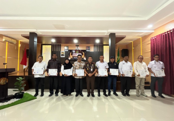 Kajari Aceh Besar Beri Penghargaan Kepada Instansi Pendukung Kemajuan Penegakan Hukum