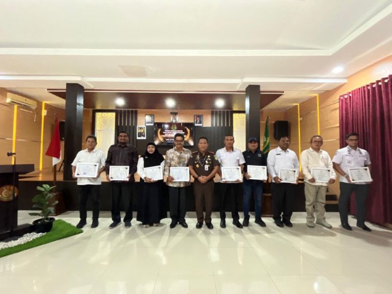 Kajari Aceh Besar Beri Penghargaan Kepada Instansi Pendukung Kemajuan Penegakan Hukum