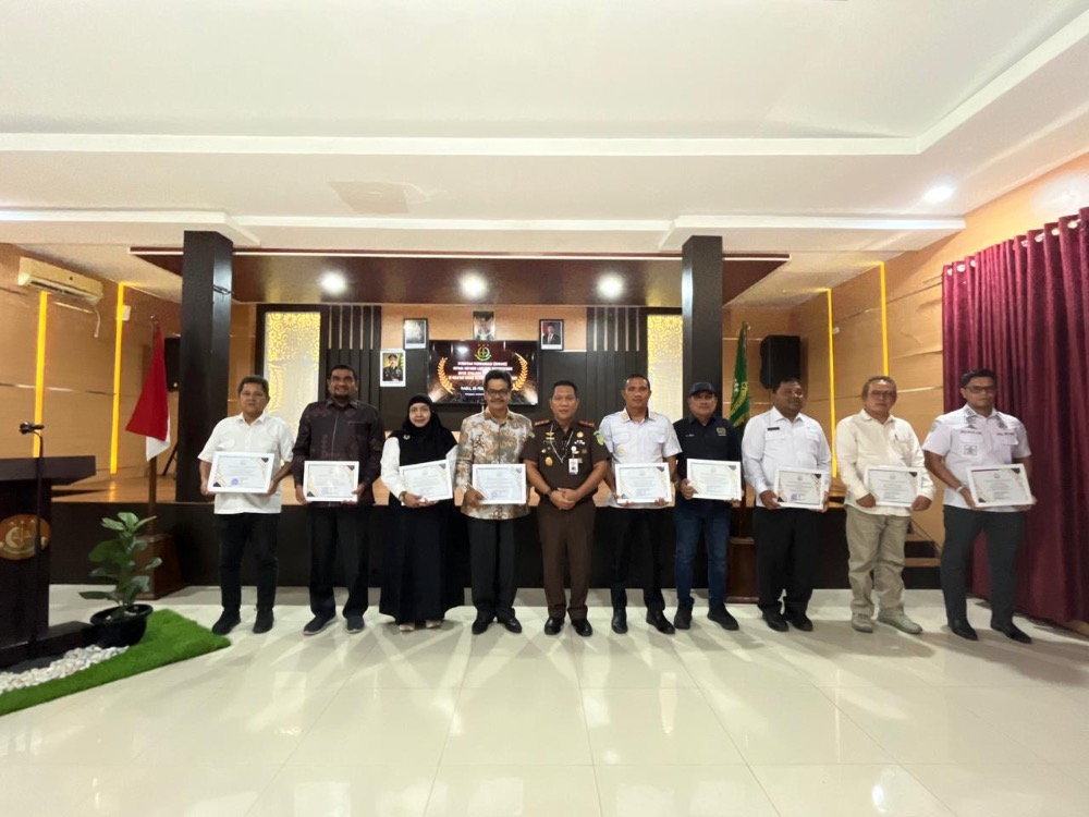 Kajari Aceh Besar Beri Penghargaan Kepada Instansi Pendukung Kemajuan Penegakan Hukum