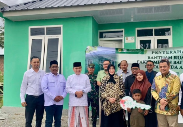 Dalam Sehari, Illiza Serahkan Tiga Rumah Layak Huni