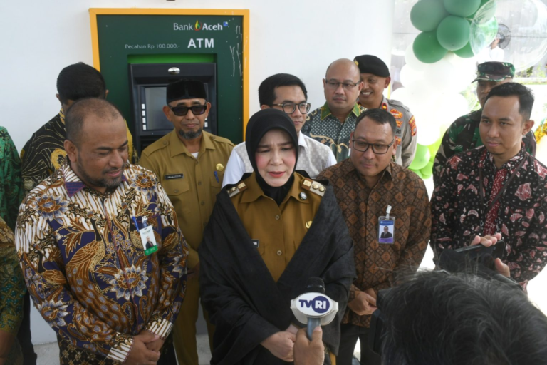 Illiza Resmikan Operasional ATM Drive Thru Bank Aceh Syariah