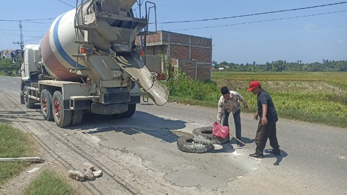 Tanggapi Keluhan Masyarakat, Camat Kuta Baro Tambal Jalan Berlubang