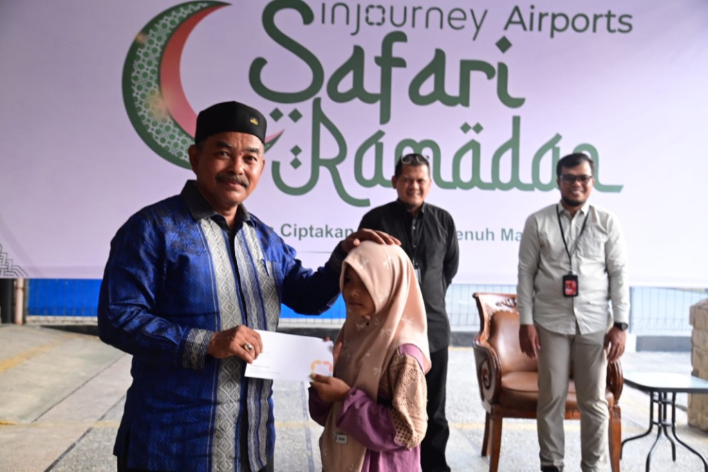 Asisten II Sekdakab Aceh Besar Bersama Angkasa Pura Salurkan Zakat dan Santuni 200 Anak Yatim di Blang Bintang