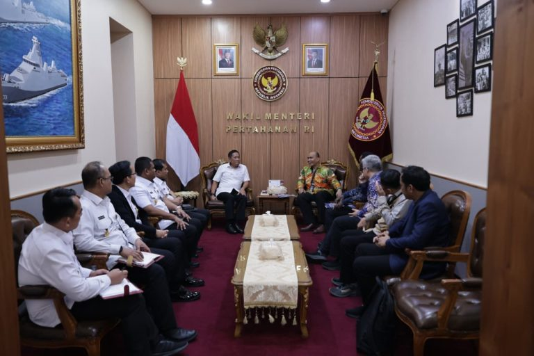 Wamenhan RI Mewakili Menhan Terima Audiensi IA ITB Pengda Papua dan Papua Barat