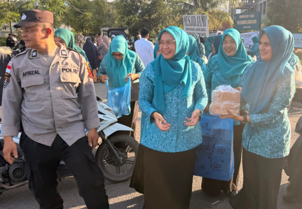 Berbagi Takjil, TP PKK Kecamatan Lueng Bata Salurkan 800 Paket untuk Masyarakat