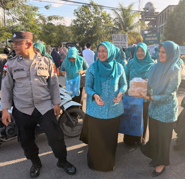 Berbagi Takjil, TP PKK Kecamatan Lueng Bata Salurkan 800 Paket untuk Masyarakat