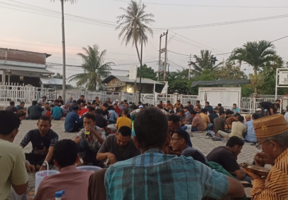 Pererat Silaturahmi, Camat Kuta Baro Buka Puasa Bersama Masyarakat Lambro Bileu