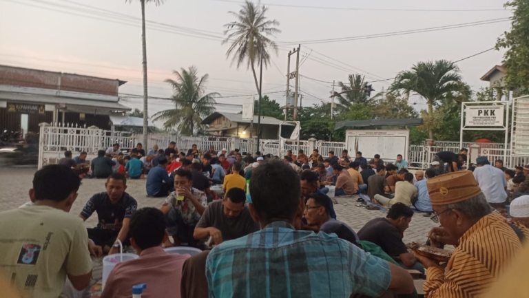 Pererat Silaturahmi, Camat Kuta Baro Buka Puasa Bersama Masyarakat Lambro Bileu