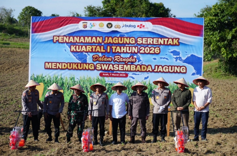 Dukung Swasembada Pangan, Wabup Syukri Tanam Jagung Bareng Kapolda Aceh