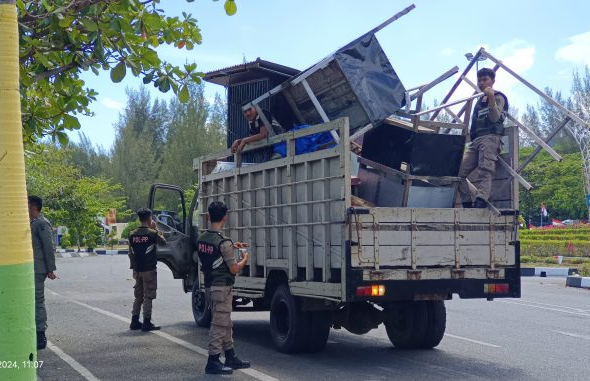 Dibiarkan di Atas Drainase, Puluhan Perlengkapan Dagang PKL Disita Satpol PP WH Kota Banda Aceh