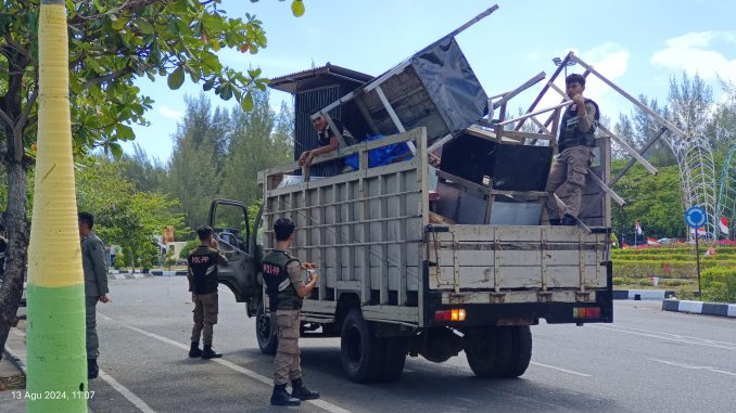 Dibiarkan di Atas Drainase, Puluhan Perlengkapan Dagang PKL Disita Satpol PP WH Kota Banda Aceh