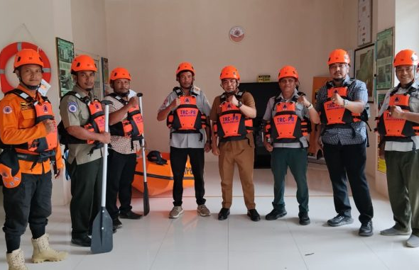 BPBD Kota Banda Aceh Serahkan Pelampung dan Helm Keselamatan untuk Penjaga Pantai
