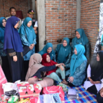 Perhatian untuk Disabilitas, Rita Mayasari Serahkan Bantuan Sembako di Teubang Phui Montasik