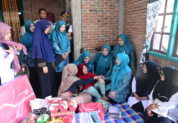 Perhatian untuk Disabilitas, Rita Mayasari Serahkan Bantuan Sembako di Teubang Phui Montasik