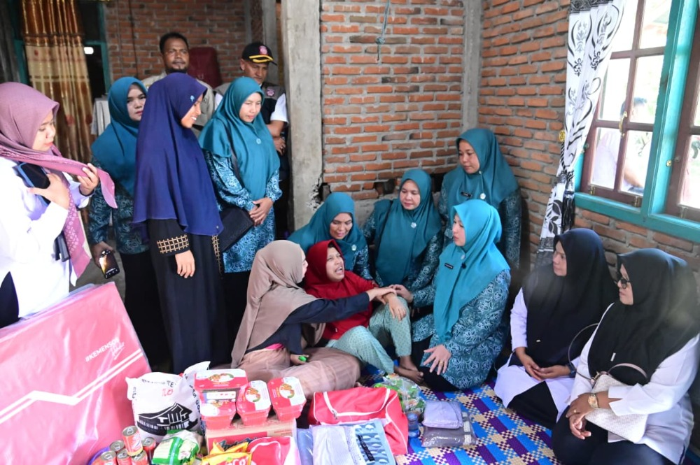 Perhatian untuk Disabilitas, Rita Mayasari Serahkan Bantuan Sembako di Teubang Phui Montasik