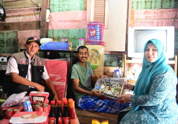 TP PKK Aceh Besar Hadir di Tengah Warga, Rita Mayasari Serahkan Bantuan untuk Keluarga Kurang Mampu