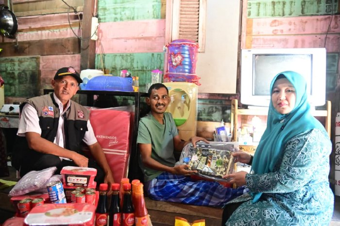 TP PKK Aceh Besar Hadir di Tengah Warga, Rita Mayasari Serahkan Bantuan untuk Keluarga Kurang Mampu