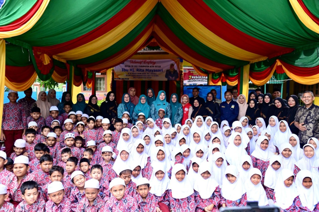 Kunjungi SDN Keude Bieng, Ketua TP-PKK Aceh Besar Tekankan Pentingnya Gizi Seimbang Sejak Dini