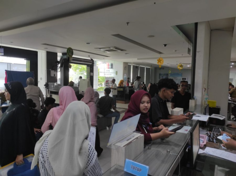 Disdukcapil Banda Aceh Ramai Usai Libur, Layanan Tetap Lancar
