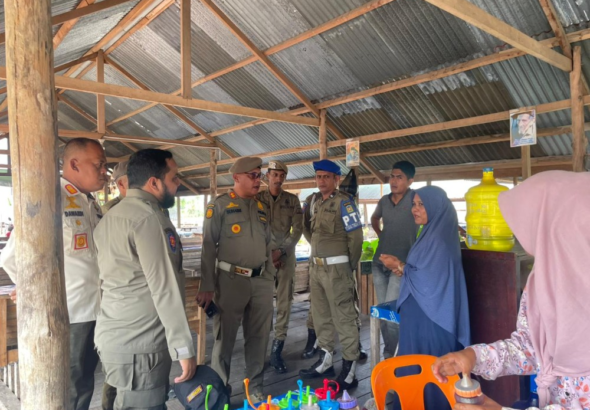 Satpol PP dan WH Aceh Besar Bongkar Bangunan Liar di Blang Bintang