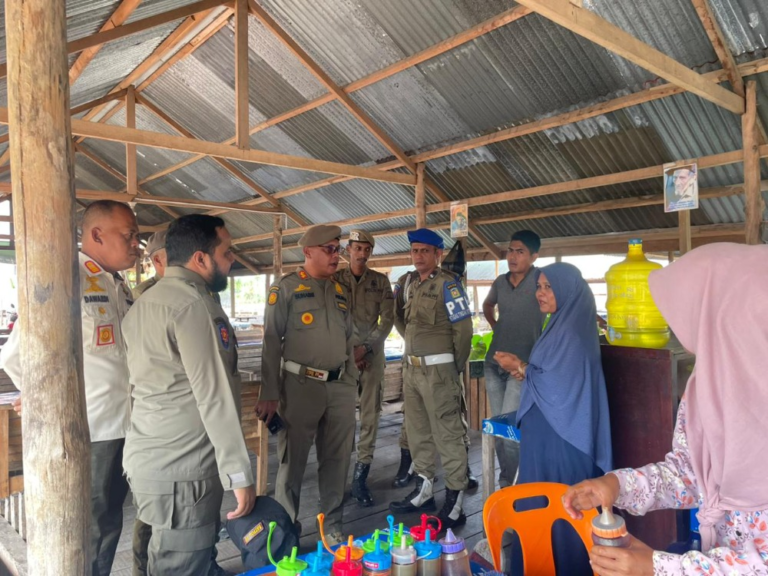 Satpol PP dan WH Aceh Besar Bongkar Bangunan Liar di Blang Bintang