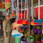 Satpol PP dan WH Aceh Besar Bongkar Kanopi Menjulur ke Jalan di Lambaro