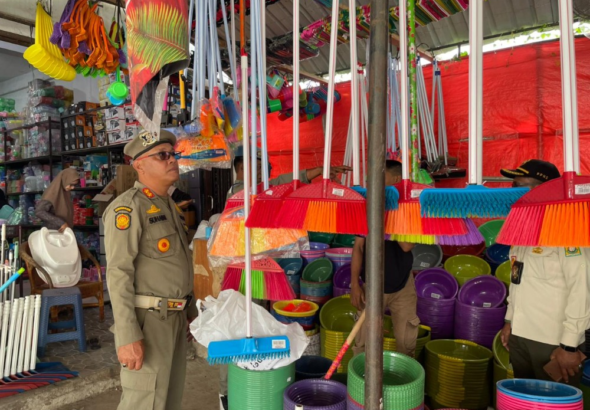 Satpol PP dan WH Aceh Besar Bongkar Kanopi Menjulur ke Jalan di Lambaro