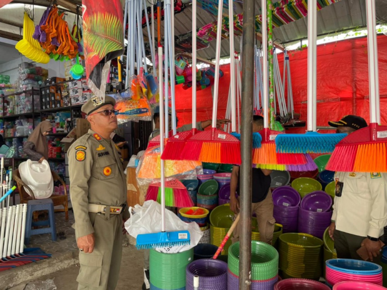 Satpol PP dan WH Aceh Besar Bongkar Kanopi Menjulur ke Jalan di Lambaro