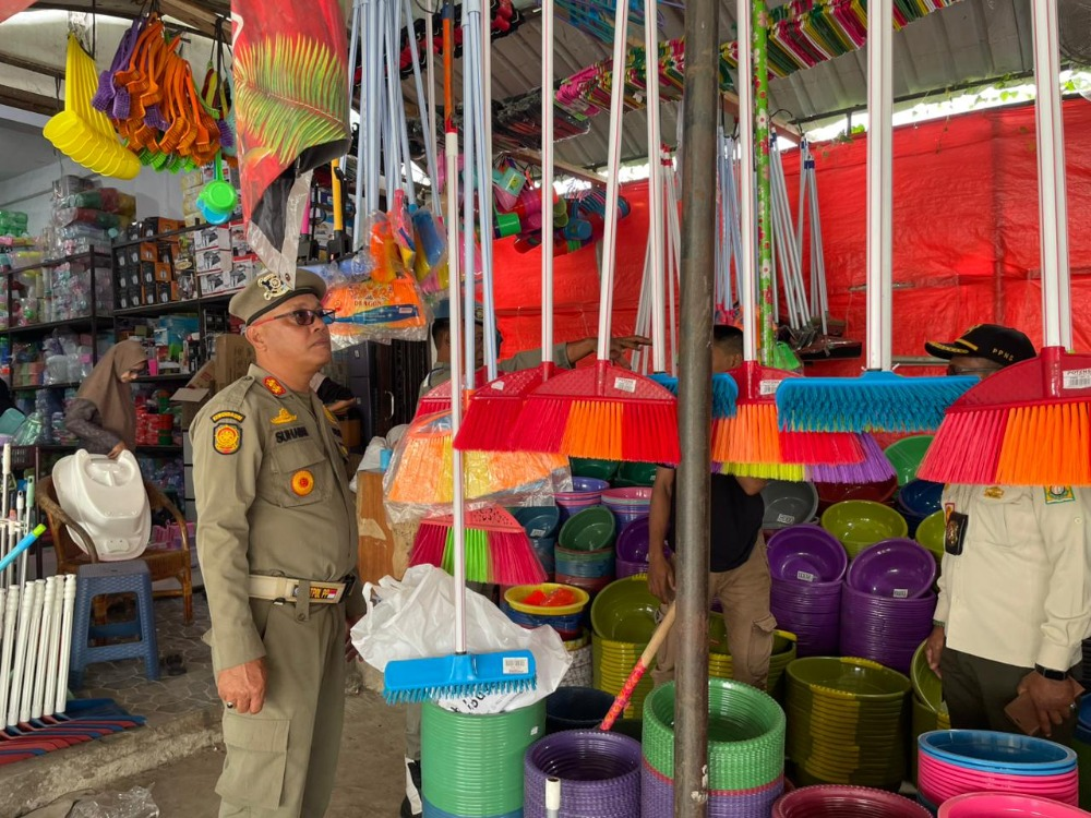 Satpol PP dan WH Aceh Besar Bongkar Kanopi Menjulur ke Jalan di Lambaro