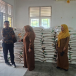 Bulog Didampingi Dinsos Kota Banda Aceh Salurkan Bantuan Pangan kepada 5.444 KPM di Empat Kecamatan