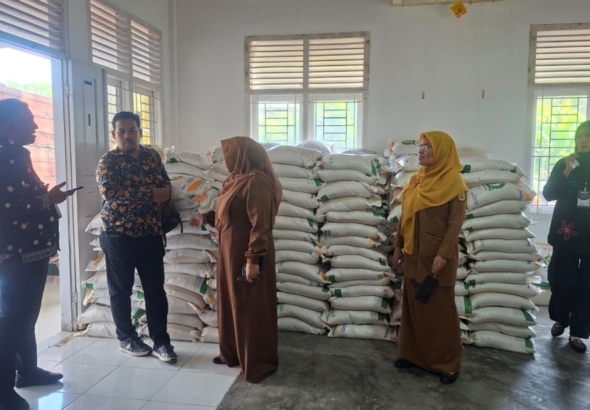 Bulog Didampingi Dinsos Kota Banda Aceh Salurkan Bantuan Pangan kepada 5.444 KPM di Empat Kecamatan
