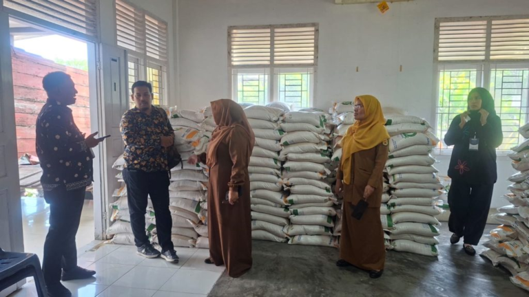 Bulog Didampingi Dinsos Kota Banda Aceh Salurkan Bantuan Pangan kepada 5.444 KPM di Empat Kecamatan