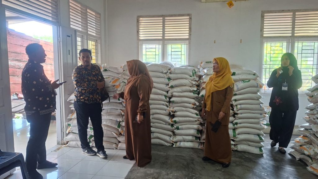 Bulog Didampingi Dinsos Kota Banda Aceh Salurkan Bantuan Pangan kepada 5.444 KPM di Empat Kecamatan