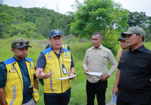 Bupati Aceh Besar dan Anggota DPR RI Tinjau Lokasi Pembangunan SPAM Regional di Leupung