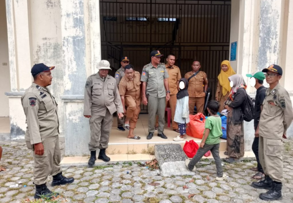 Dinsos Kota Banda Aceh Lakukan Pembinaan Terhadap Keluarga Terlantar yang Ditemukan di Bawah Jembatan Pango