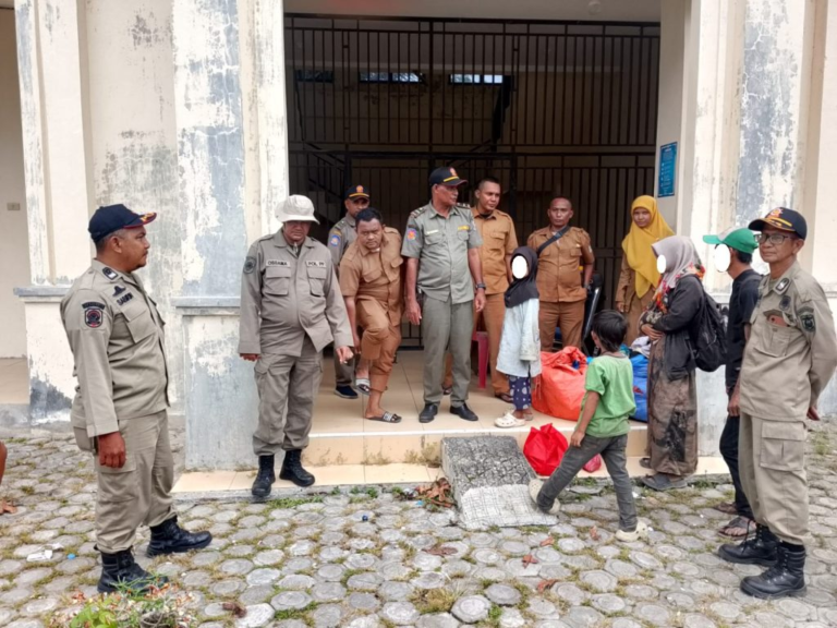 Dinsos Kota Banda Aceh Lakukan Pembinaan Terhadap Keluarga Terlantar yang Ditemukan di Bawah Jembatan Pango