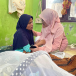 Wakil Ketua TP PKK Aceh Besar Serahkan Bantuan untuk Warga Disabilitas Netra di Baitussalam