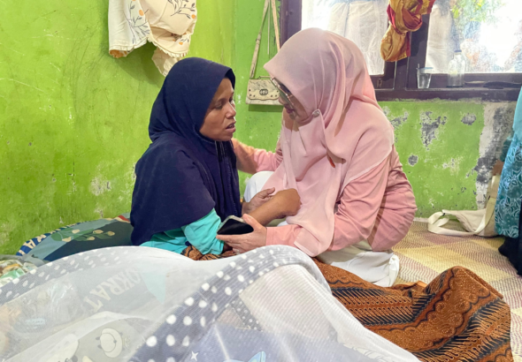 Wakil Ketua TP PKK Aceh Besar Serahkan Bantuan untuk Warga Disabilitas Netra di Baitussalam