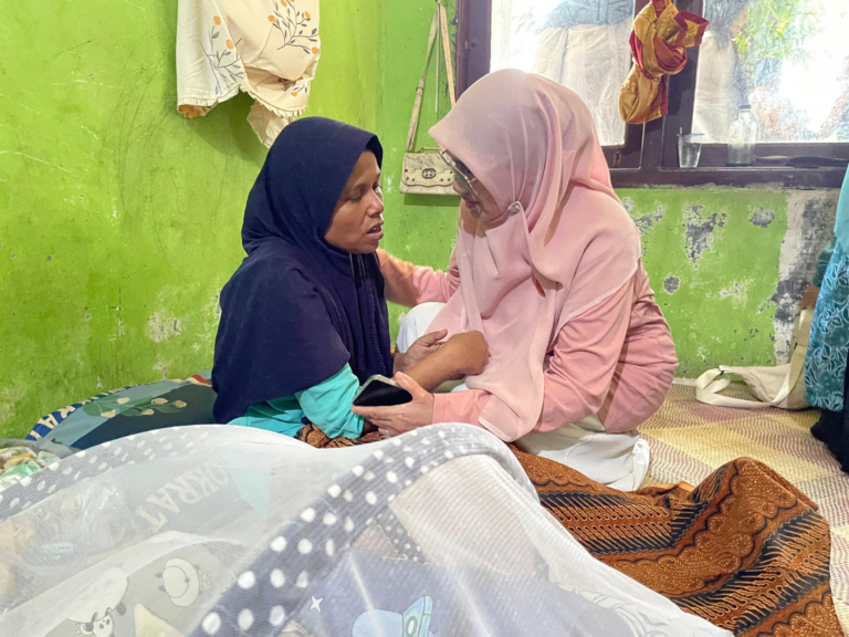 Wakil Ketua TP PKK Aceh Besar Serahkan Bantuan untuk Warga Disabilitas Netra di Baitussalam