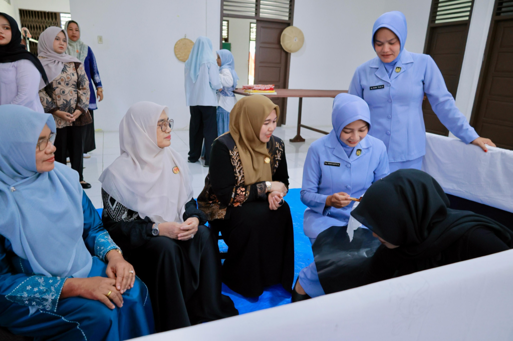 Ketua Dekranasda Aceh Besar Kenalkan Ragam Kreasi UMKM Lokal kepada Ketua PIA Ardhya Garini Lanud SIM
