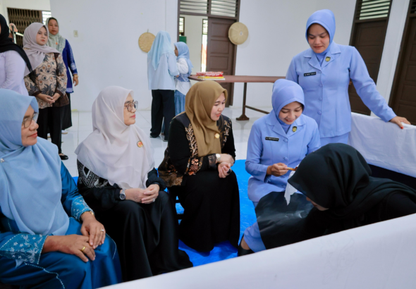 Ketua Dekranasda Aceh Besar Kenalkan Ragam Kreasi UMKM Lokal kepada Ketua PIA Ardhya Garini Lanud SIM