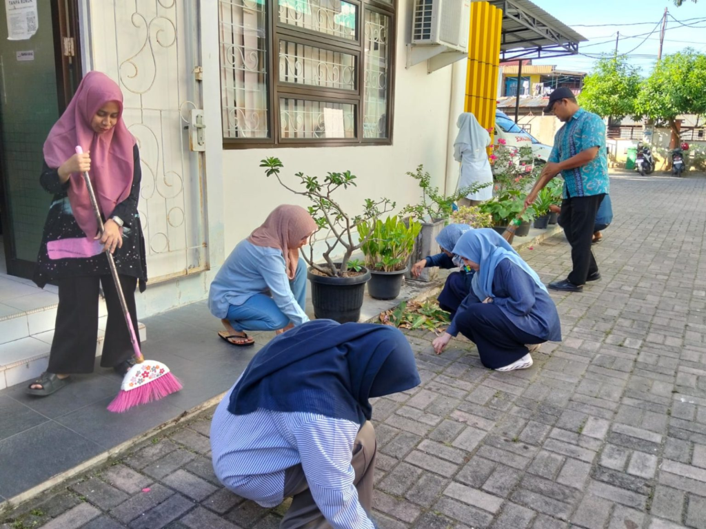 Kadinkes Pimpin Gotong Royong Rutin, Dinkes Kota Banda Aceh Perkuat Budaya Kerja Bersih dan Kebersamaan