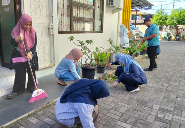 Kadinkes Pimpin Gotong Royong Rutin, Dinkes Kota Banda Aceh Perkuat Budaya Kerja Bersih dan Kebersamaan