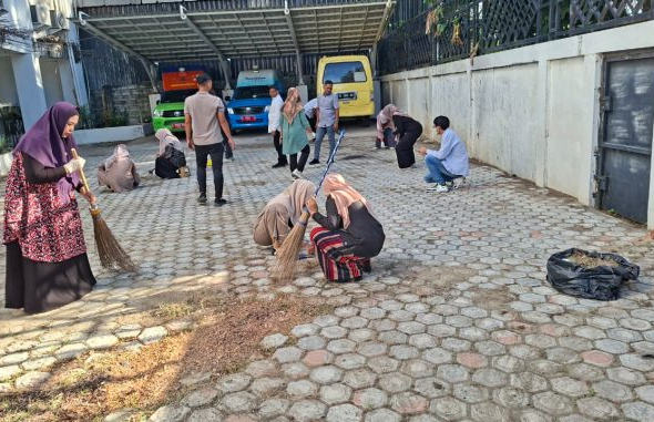 Wujudkan Lingkungan Kerja Nyaman, Dinas Perpustakaan dan Kearsipan Kota Banda Aceh Laksanakan Gotong Royong Jum’at Bersih