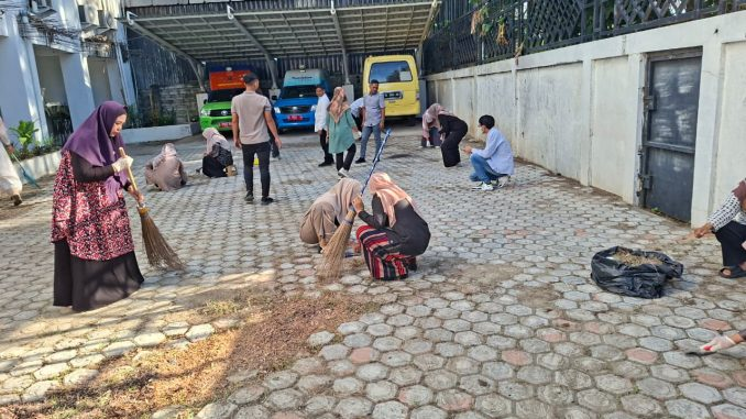 Wujudkan Lingkungan Kerja Nyaman, Dinas Perpustakaan dan Kearsipan Kota Banda Aceh Laksanakan Gotong Royong Jum’at Bersih