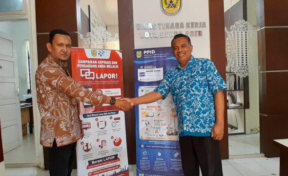 Diskominfotik Banda Aceh Distribusikan 58 Roll Banner SP4N-LAPOR dan PPID