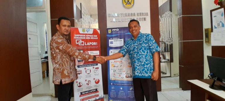 Diskominfotik Banda Aceh Distribusikan 58 Roll Banner SP4N-LAPOR dan PPID